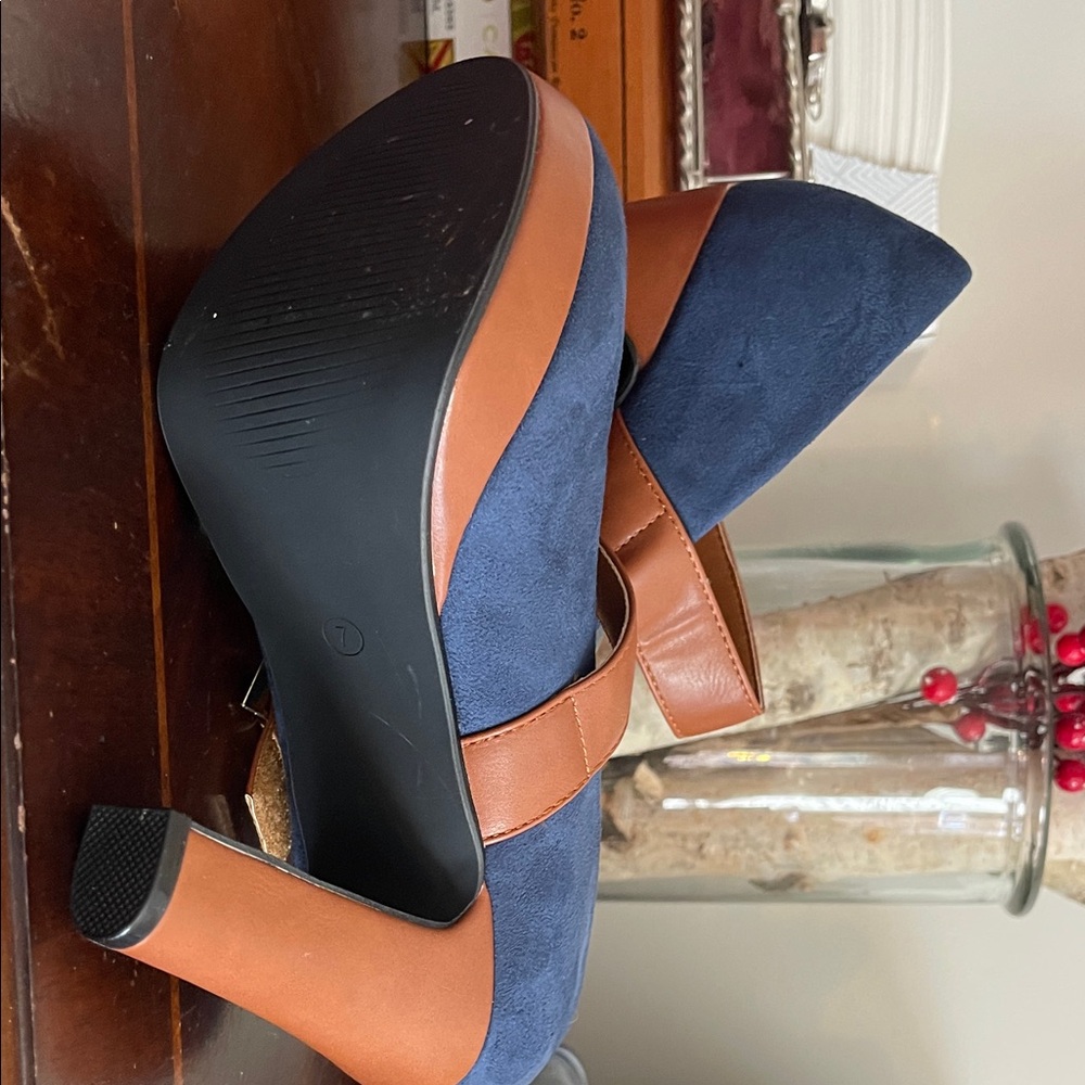 Elegant Blue and Tan Women's Heels - Picture 4 of 7